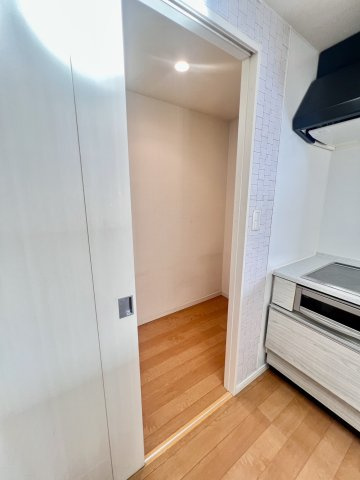 キッチン横には広々としたパントリースペースが。備蓄品、消耗品も収納できます◎