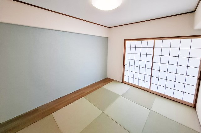 和室：半帖畳新調、クロス・襖・障子を貼替え済み。