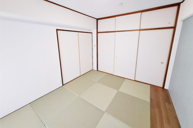 和室：収納に便利な押入付き。