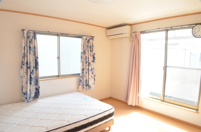 心地よい陽が差し込む寝室です。淡い茶系のフロアが落ち着きと安心感を与えてくれます。
