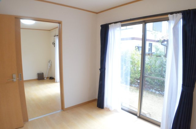 リビング横の居室はLDKと一体した広々としたスペースでお過ごし頂くも良し、書斎や客間としてもお使いいただけます。