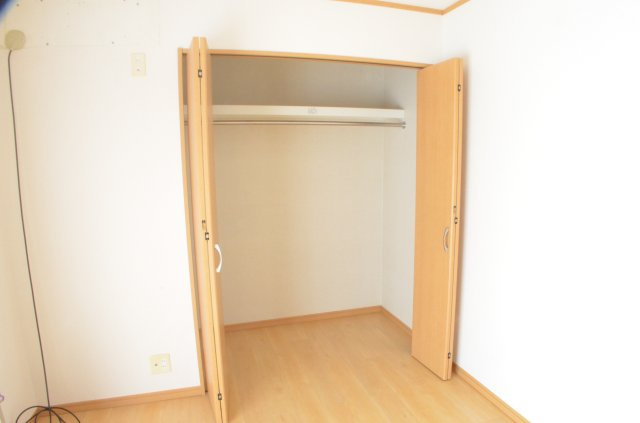 奥行のある収納力抜群のクローゼット。全ての服が見てわかるので選択がしやすいのが何より便利です。