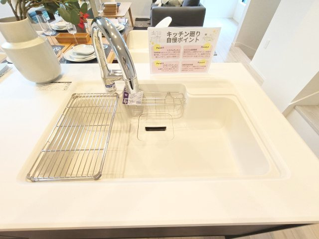 【シンク】　お洒落なグースネック水栓。食器洗いもはかどる広々としたシンクです。
