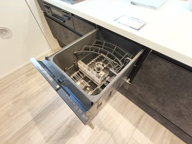 【食洗器】　手肌に優しく、家事の時短にもなる食洗機を完備。