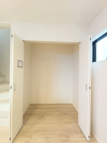 【キッチン収納】　キッチン横にはパントリー収納を設置。効果的な日常備蓄ができ、日々の収納だけでなく、防災面での備えとしても有効活用できます。