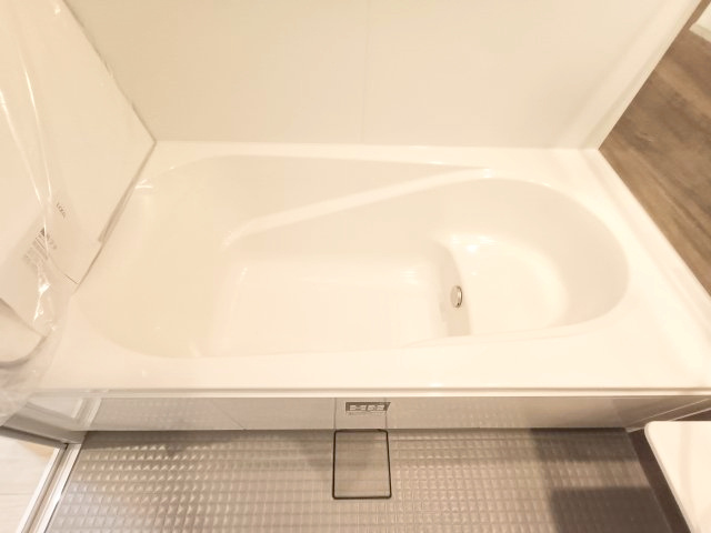 【浴室】　ゆったりとくつろげるバスルーム。追い焚き機能付きでいつでもすぐに温かいお風呂を楽しむことができます。