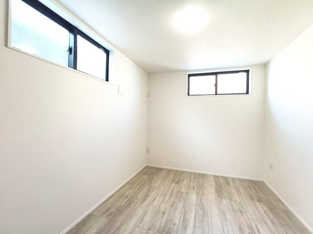 【洋室約5.3帖】　お部屋の形が整っているので、難しく考えずに家具の配置が可能です。