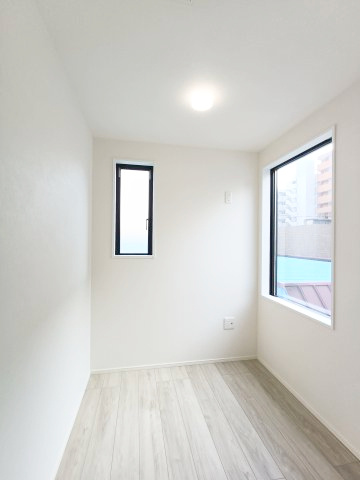 【洋室約2.2帖】　今の時代には住まいでお仕事をする方も増えてきました。そんな方には、落ち着いて仕事に集中できるお部屋作りを。ライフスタイルに合わせた暮らし方が可能です。
