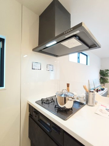 【3口コンロ】　3口コンロ、グリル付きでお料理のレパートリーも増えそうです。