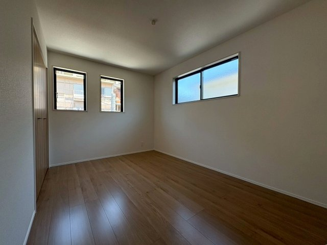 4号棟　二面採光のお部屋で気持ちの良い自然光がお部屋を暖かくしてくれます。
