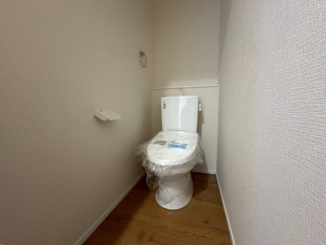 4号棟　衛生的な温水洗浄便座です。　メンテナンスもサッとひとふきでお手軽です。少ない水量でしっかりと洗浄もできて節水効果もあります。