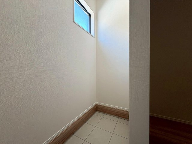 4号棟　シューズインクロークがあるので靴の収納はもちろん趣味の道具を置くにも便利です。