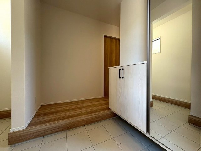 4号棟　広さのある玄関は小さいお子様や、荷物の多い日に便利ですね。　毎日使う場所だからこそ使いやすさが大切です。　下駄箱も収納量があるので、靴は収納して玄関の広さは維持できそうですね。
