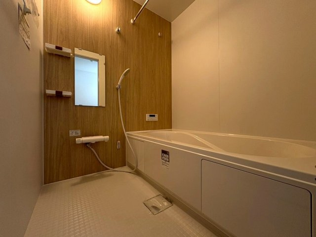 4号棟　一日の疲れを落としてくれる浴室は高級感溢れるカラーと大きさ・柔らかな曲線で構成された半身浴も楽しめるバスタブが心地よさをもたらします。