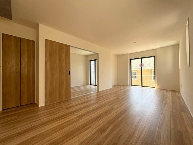 4号棟　気持ちの良い陽射しの射し込むお部屋は、ついついお昼寝してしまいそうになりますね。