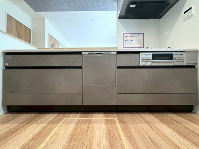 4号棟　室内の雰囲気と一体感のあるシステムキッチンは上品な質感です。　見た目だけではなく、たっぷりしまえる大容量収納で出しやすく、しまいやすいからキッチン周りはすっきりを保てます。