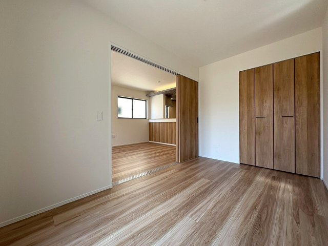 4号棟　落ち着いた雰囲気のお部屋で、休日には趣味や、リラックス時間を楽しんでみるのもいいですね。