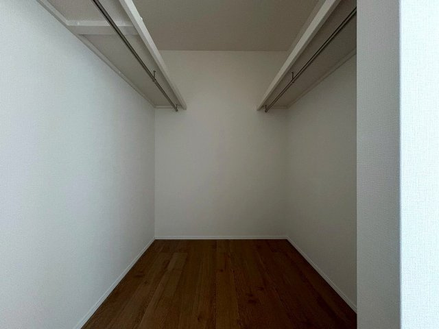 4号棟　大容量のウォークインクローゼットがあり、季節物のお洋服もしっかり収納できます。　充実した収納量でお部屋のスペースを有効活用できます。