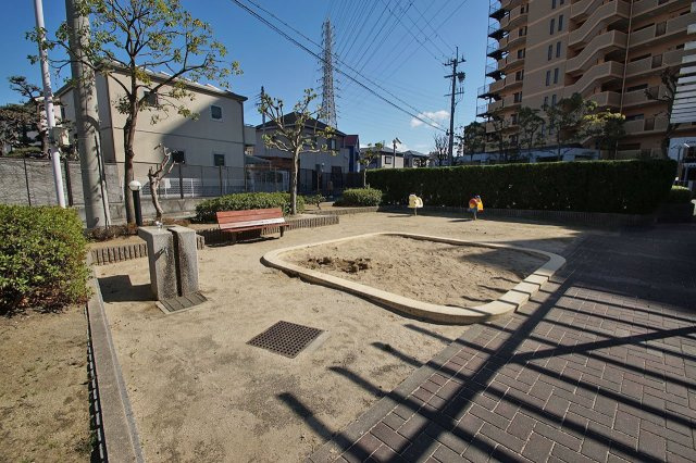 隣接公園