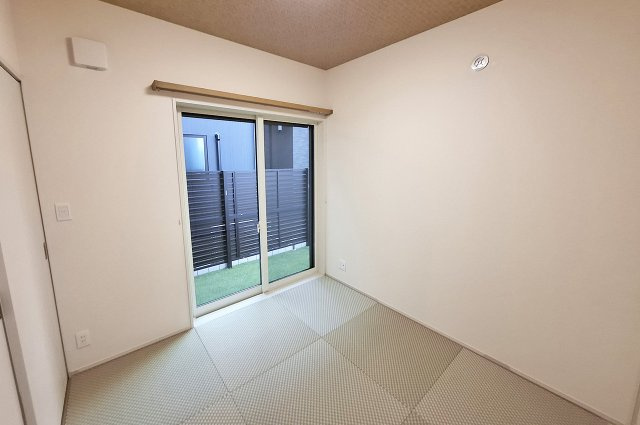 和室：お庭へ直接出入り可能です。