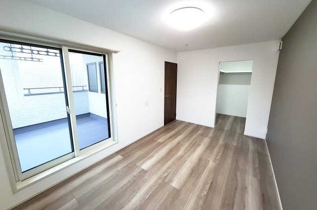 洋室1：バルコニーへ出入り可能です。