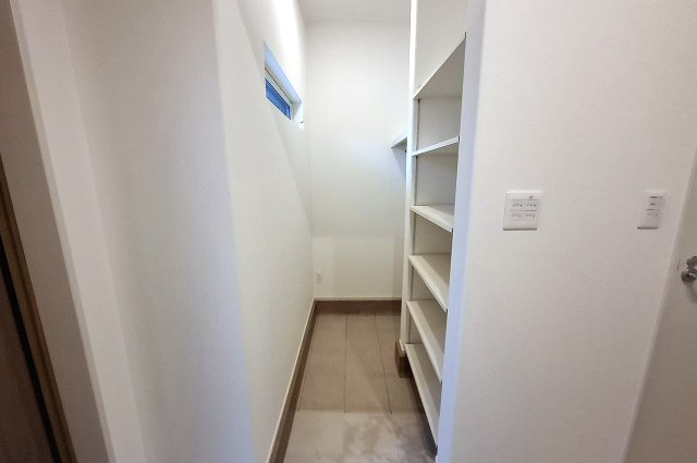 シューズクローク：靴以外にもベビーカーなど嵩張る物もすっきり収まります。