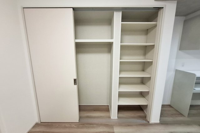 リビング物入：パントリーとしても活用できます。