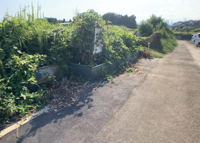 土地の形が極端に長細かったり、狭小地、あるいは道路との高低差がある傾斜地だった場合、後々売ろうとしても買い手がつかない場合もあります。後々、売却することになった時に価値の下がらない土地を選びましょう。