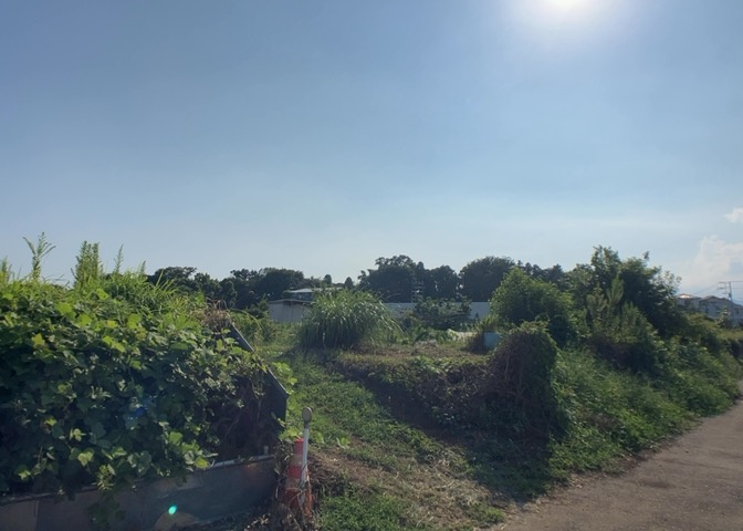 土地の前の道路に消火栓が設置されていることがあります。この場合、道路交通法第45条第1項により、駐車禁止の場所が指定されています。そのため、車庫などの駐車スペースをつくることができない場合があります。