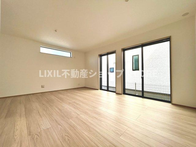 ＬＤＫのメインとなる大きな窓。大きめの開口部から暖かい日差しが長い時間射し込みます。