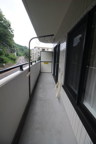 ワイドサイズな南東向きバルコニー。道路に面しており開放感があります