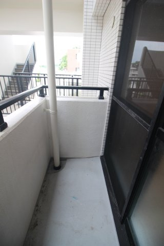 マンション敷地内に向いた西側のバルコニー