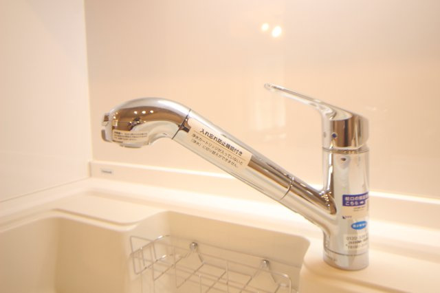 ボタン一つで手軽に水の切り替えができる浄水器。水栓内蔵のため場所を取りません