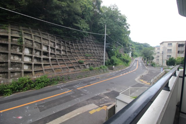 前の道路が広いため、陽当たりと風通しに恵まれています