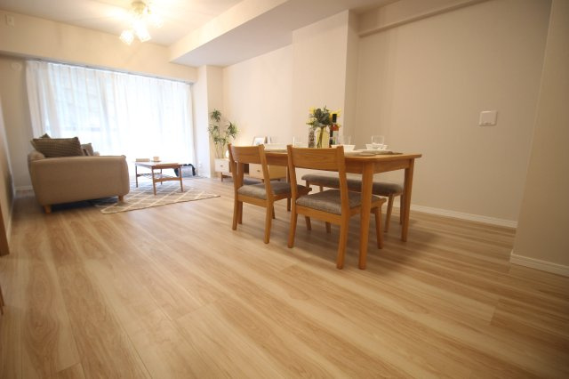 南東向きのリビングは15.3帖の広さ。バルコニーに面したお部屋です