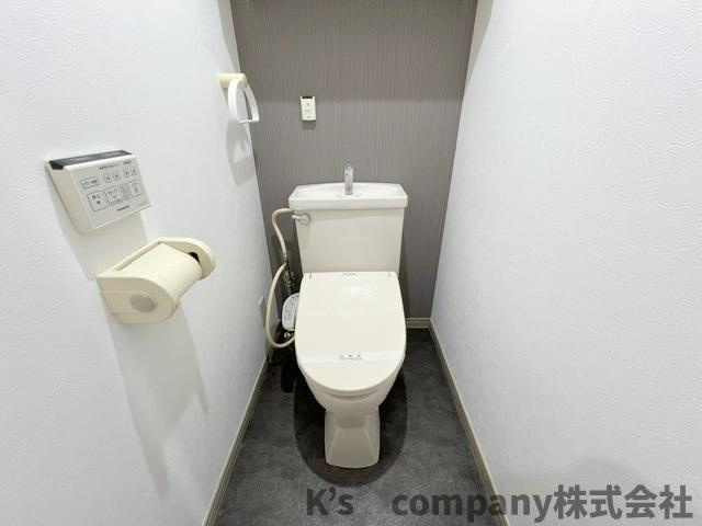 アクセントクロスのおしゃれなトイレ◇