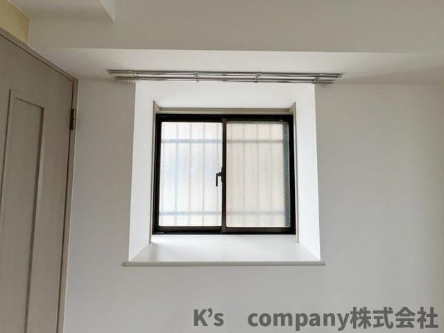 洋室4.5帖は2面採光の明るいお部屋です◇一つは出窓でお部屋が広く感じられます♪