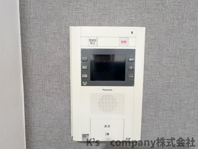 訪問者の顔が確認できるモニター付きインターフォン☆