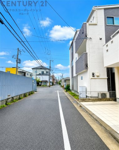 前の道路幅は約6ｍとゆとりの区画となります。