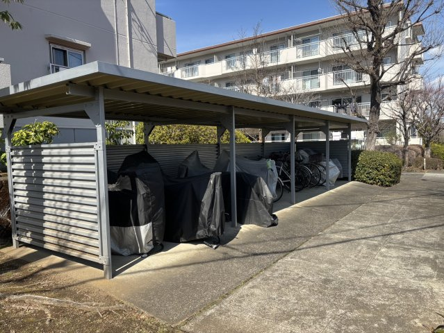 屋根付きの駐輪場で雨の日は助かりますね♪