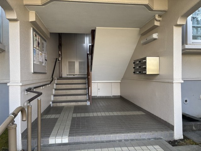 雨の日の出入りには屋根のあるスペースが助かりますね♪