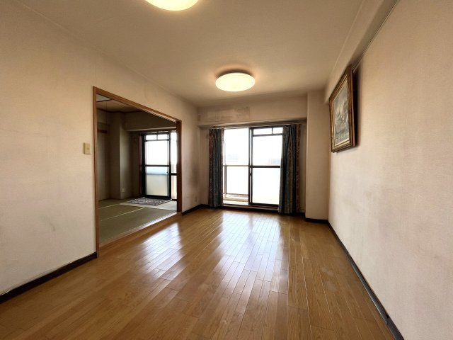 南西向きのため、日中は自然光を取り込みやすい住空間となっています。
