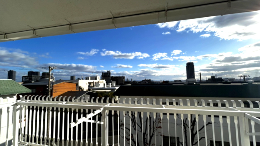 視界を遮る建物がなく、冬でも温かさを感じやすい南向きの住戸です。