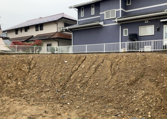 土地の形が極端に長細かったり、狭小地、あるいは道路との高低差がある傾斜地だった場合、後々売ろうとしても買い手がつかない場合もあります。後々、売却することになった時に価値の下がらない土地を選びましょう。