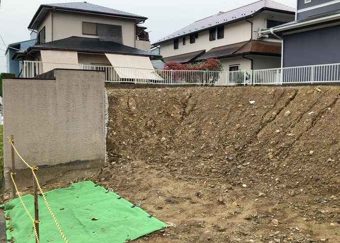 土地の面積＝住宅面積ではありません。建ぺい率の問題などで、土地のある場所によって住宅を建てられる面積は限られています。高さもしかり、「土地」という言葉の中には、建築条件も含まれると考えておきましょう。
