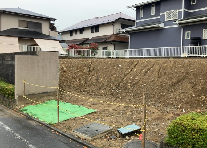 家を建てる場合、方位は要チェックです。現実的に日当たりのよい家ならばリビングは南側、建築基準法でも北側に当たる家への配慮は求められています。土地を見学に行く際は、方位磁針を持って行くようにしましょう。