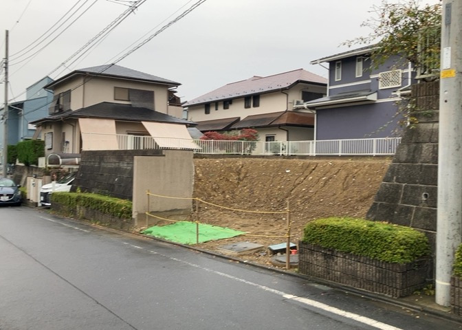 土地を買う際、住む地域の自治体や福祉の補助制度にも注目してみましょう。子供や老人の医療補助やゴミ出しのルールなど、自治体によってルールに大きな違いがあるため、暮らしやすい土地で判断するとよいでしょう。