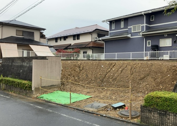 土地の前の道路に消火栓が設置されていることがあります。この場合、道路交通法第45条第1項により、駐車禁止の場所が指定されています。そのため、車庫などの駐車スペースをつくることができない場合があります。