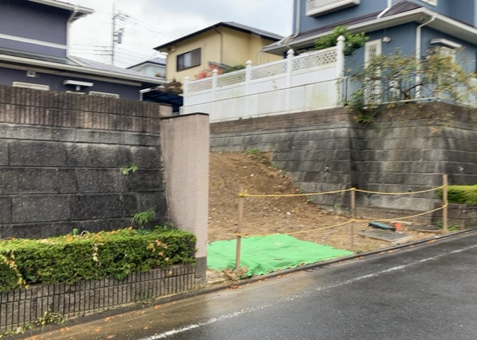 土地購入を検討されている場合、境界杭がない状態で購入してしまうと境界確定測量をする必要があり、費用がかかります。購入の前に、売主、隣土地所有者立ち合いのもと境界を確定し境界杭を設置するのがベストです。