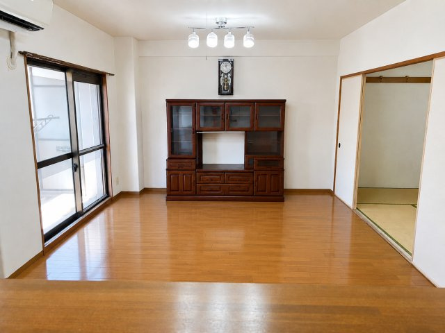 大きな窓から自然光を取り込める開放感のあるリビング・ダイニング。家具を配置してもゆとりを確保しやすい広さがありソファやダイニングセットなどライフスタイルに合わせたレイアウトを楽しめます。